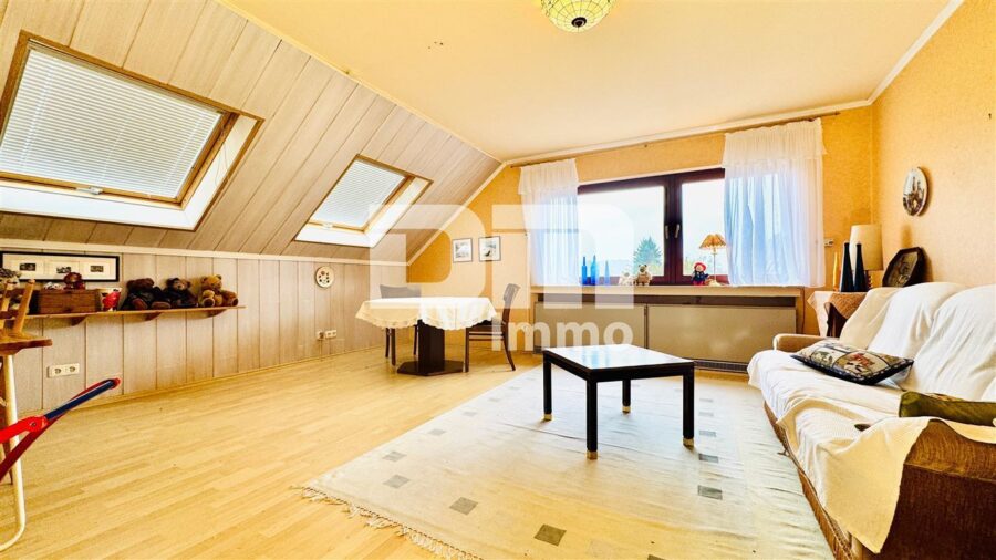 Gepflegtes 1 bis 2 Familienhaus in gesuchter Ortsrandlage mit Panoramablick - OG / DG Wohnzimmer